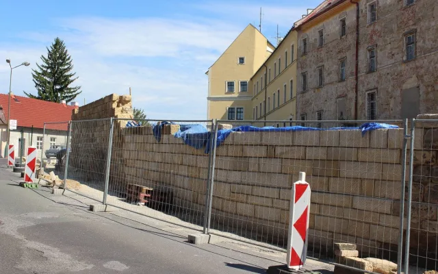 Obnova ohradní zdi jezuitské koleje v Jičíně: Historie, která žije dál