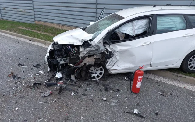 Obě auta musí po nehodě ve Vrchlabí do servisu, dva lidé skončili v péči lékařů