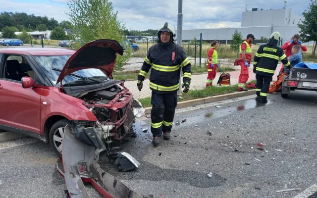Obě auta musí po nehodě ve Vrchlabí do servisu, dva lidé skončili v péči lékařů