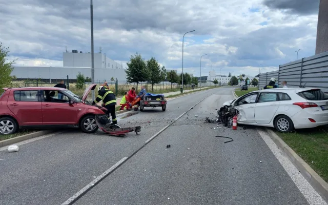 Obě auta musí po nehodě ve Vrchlabí do servisu, dva lidé skončili v péči lékařů