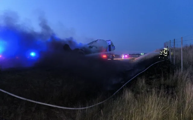 Cisterna na D11 skončila v plamenech, škody jdou do milionů