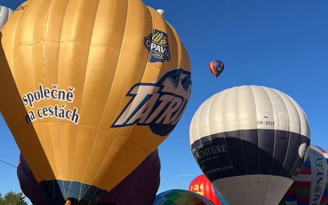 Zvířata se mohou bát horkovzdušných balonů. Hradecký zastupitel varuje před plašením koní