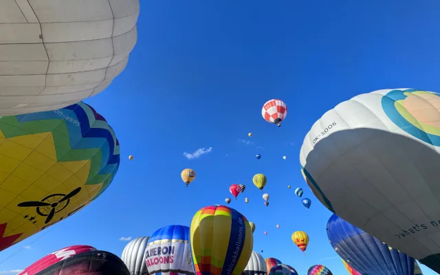 Zvířata se mohou bát horkovzdušných balonů. Hradecký zastupitel varuje před plašením koní