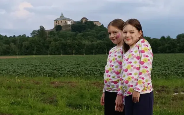 Postižená dvojčátka s obrovskou silou. K lepšímu životu jim může pomoct pár tisícovek