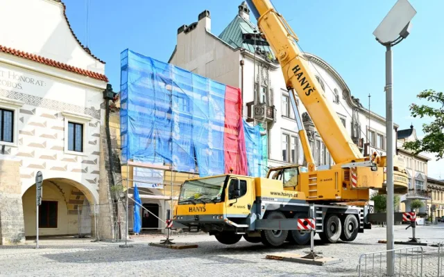 Rekonstrukce historického domu ve Dvoře Králové pokračuje. Střecha bude do zimy