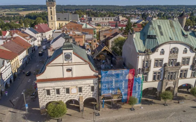 Rekonstrukce historického domu ve Dvoře Králové pokračuje. Střecha bude do zimy