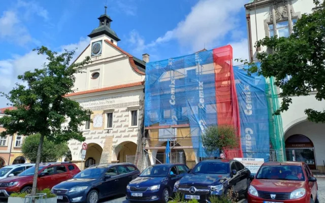 Rekonstrukce historického domu ve Dvoře Králové pokračuje. Střecha bude do zimy