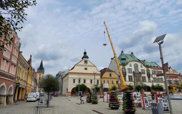 Rekonstrukce historického domu ve Dvoře Králové pokračuje. Střecha bude do zimy