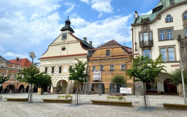 Rekonstrukce historického domu ve Dvoře Králové pokračuje. Střecha bude do zimy