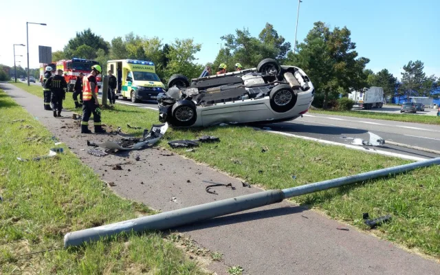 Řidič vzal cestou u hradeckého Makra sloup veřejného osvětlení