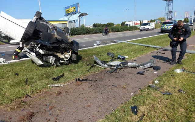 Řidič vzal cestou u hradeckého Makra sloup veřejného osvětlení