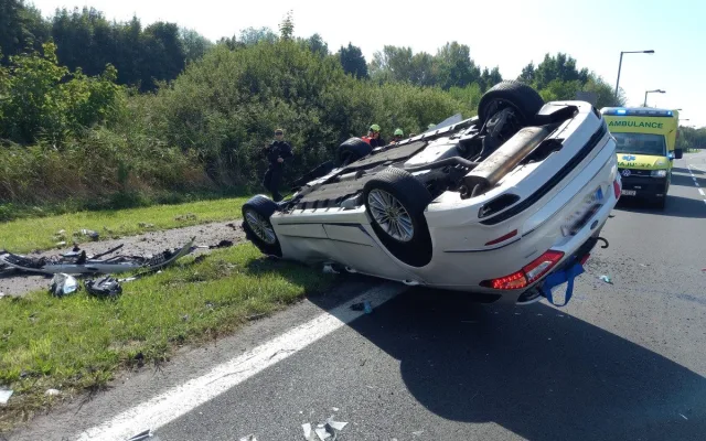 Řidič vzal cestou u hradeckého Makra sloup veřejného osvětlení