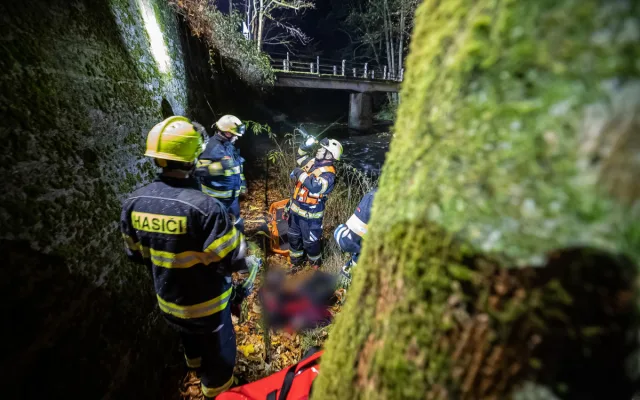 Peklo v Pekle. Cyklista spadl z výšky čtyř metrů na betonovou náplavku