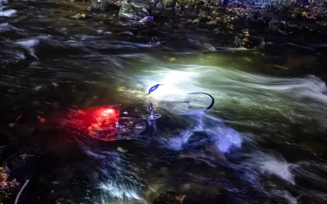 Peklo v Pekle. Cyklista spadl z výšky čtyř metrů na betonovou náplavku