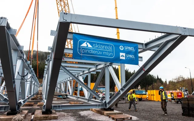 Unikátní mostní konstrukce začala propojovat areály Medvědín a Svatý Petr v Krkonoších