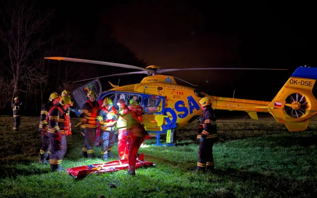Na šestnáctce u Bernartic skončilo auto po nárazu do stromu na střeše