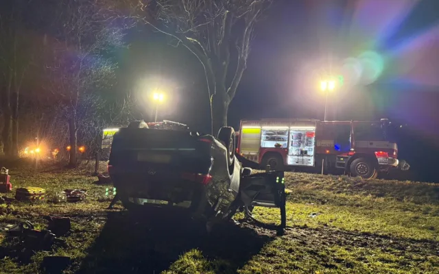 Na šestnáctce u Bernartic skončilo auto po nárazu do stromu na střeše