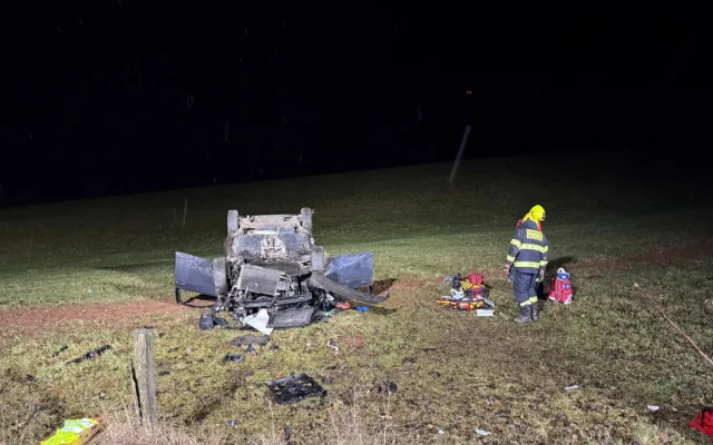 Na šestnáctce u Bernartic skončilo auto po nárazu do stromu na střeše