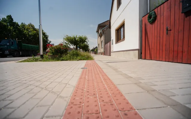 Řidičům v Novém Bydžově slouží čerstvě opravená silnice. Má zvýšit bezpečnost