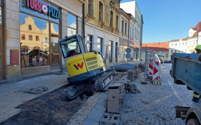 Bagrista si musel dát v Jaroměři pauzu, s bagrem uvízl ve výkopu nad plynovým potrubím