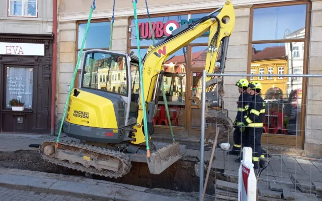 Bagrista si musel dát v Jaroměři pauzu, s bagrem uvízl ve výkopu nad plynovým potrubím