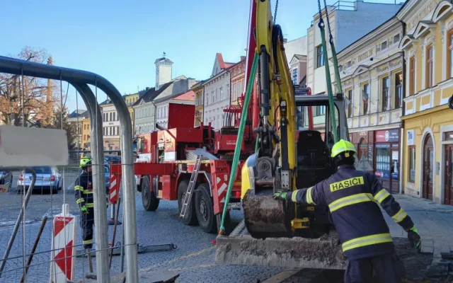 Bagrista si musel dát v Jaroměři pauzu, s bagrem uvízl ve výkopu nad plynovým potrubím
