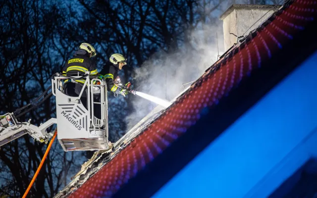 Místo vánočních příprav boj s ohněm, majitelům v Týništi vzplála přístavba domu
