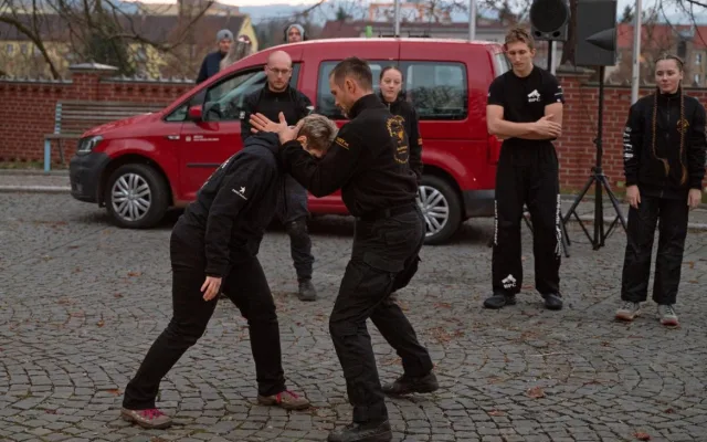 Noc venku ve Dvoře Králové přilákala stovky lidí. Vybraly se tisíce potravin