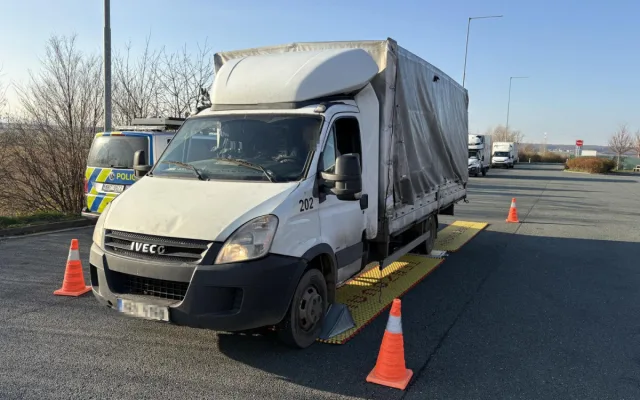 Policisté kontrolovali nákladní dopravu na D11. Rozdali pokuty za tisíce