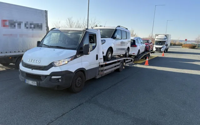 Policisté kontrolovali nákladní dopravu na D11. Rozdali pokuty za tisíce