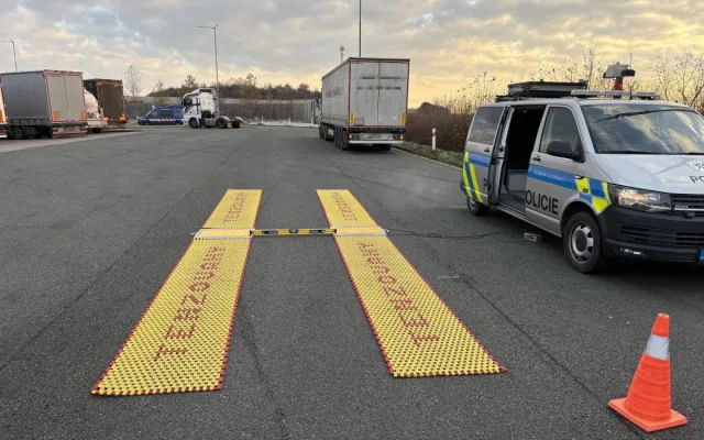Policisté kontrolovali nákladní dopravu na D11. Rozdali pokuty za tisíce