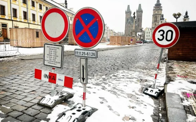 Odtahová služba má v Hradci na náměstí napilno, adventní trhy omezily parkování