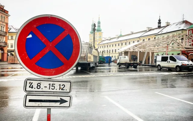 Odtahová služba má v Hradci na náměstí napilno, adventní trhy omezily parkování