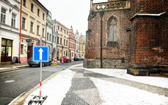 Odtahová služba má v Hradci na náměstí napilno, adventní trhy omezily parkování