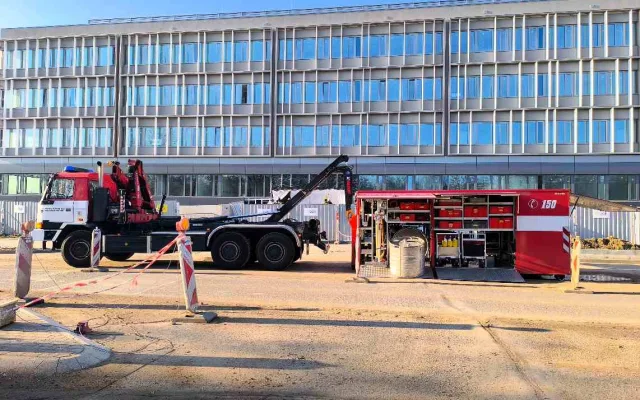 Z kampusu Univerzity Karlovy v Hradci Králové uniklo několik tisíc litrů fridexu