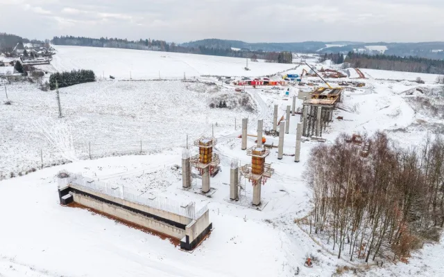 Stavba dálnice D11 směrem k Polsku pokračuje i pod sněhem