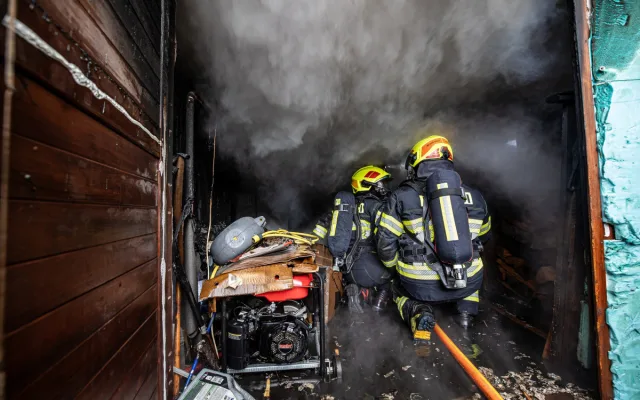 Rodinný dům v Mladých Bukách zahalil kouř, hasiči při požáru vynesli tlakové nádoby