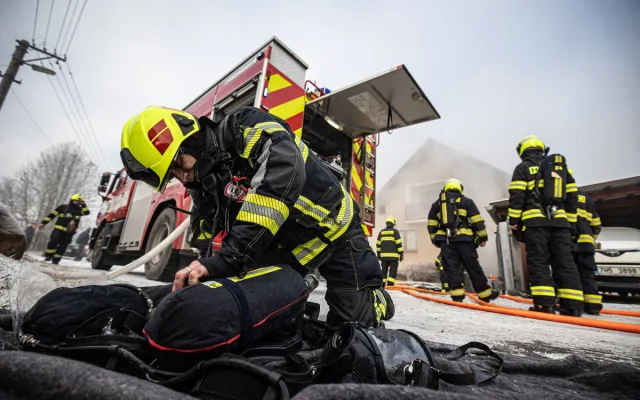 Rodinný dům v Mladých Bukách zahalil kouř, hasiči při požáru vynesli tlakové nádoby