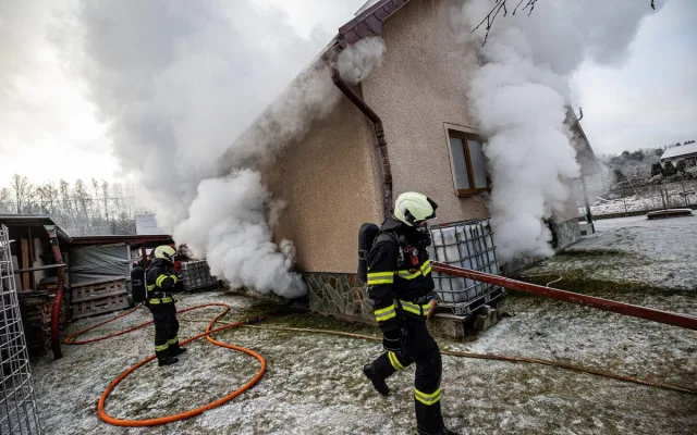 Rodinný dům v Mladých Bukách zahalil kouř, hasiči při požáru vynesli tlakové nádoby