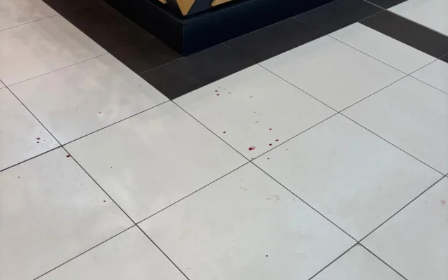 Muž v hradeckém obchodním centru zranil nožem dva lidi. Je podezřelý z pokusu o vraždu.
