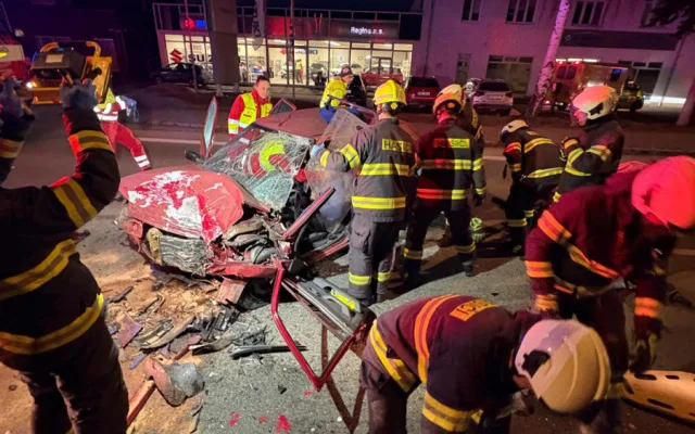 Podruhé se narodil, řidiče vytáhli ze sešrotovaného auta v Hradci na Slezském hasiči