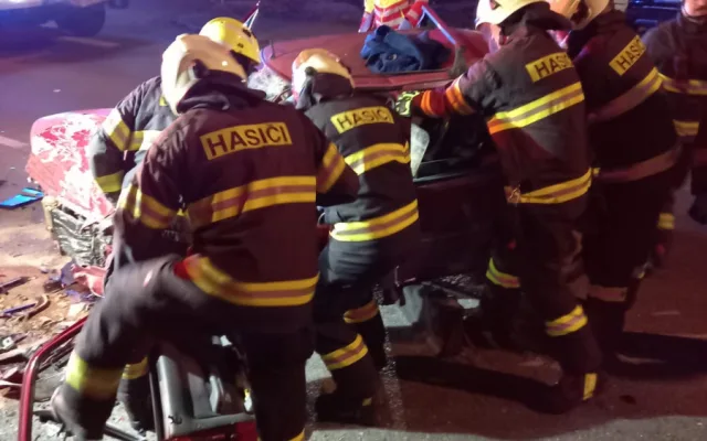 Podruhé se narodil, řidiče vytáhli ze sešrotovaného auta v Hradci na Slezském hasiči