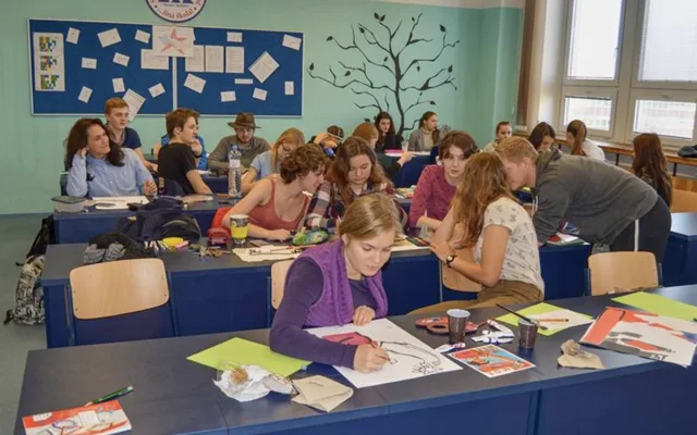Doplaťte desítky tisíc, nebo dítě nepůjde k maturitě. Rodiče popisují praktiky školy Sion