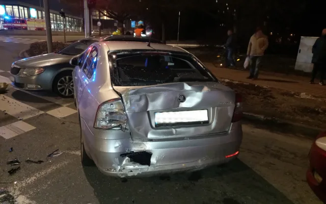 Hromadná bouračka v Hradci: v ulici Víta Nejedlého se včera večer srazil autobus a pět aut
