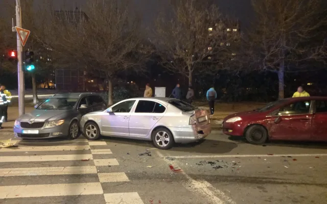 Hromadná bouračka v Hradci: v ulici Víta Nejedlého se včera večer srazil autobus a pět aut