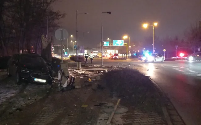 Hromadná bouračka v Hradci: v ulici Víta Nejedlého se včera večer srazil autobus a pět aut