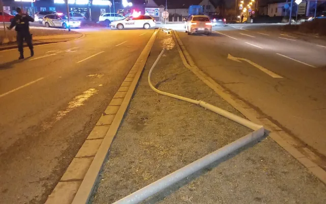 Hromadná bouračka v Hradci: v ulici Víta Nejedlého se včera večer srazil autobus a pět aut