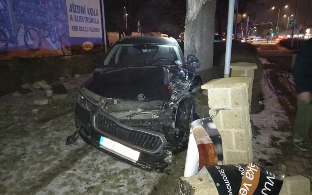 Hromadná bouračka v Hradci: v ulici Víta Nejedlého se včera večer srazil autobus a pět aut