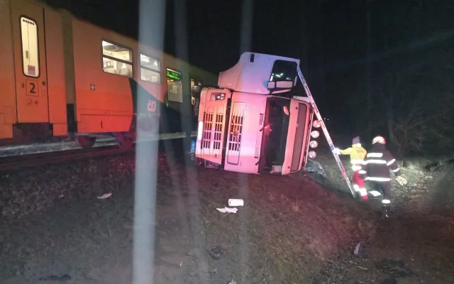 FOTO: U Jičína se srazil vlak s nákladním autem, na místě zasahují hasiči