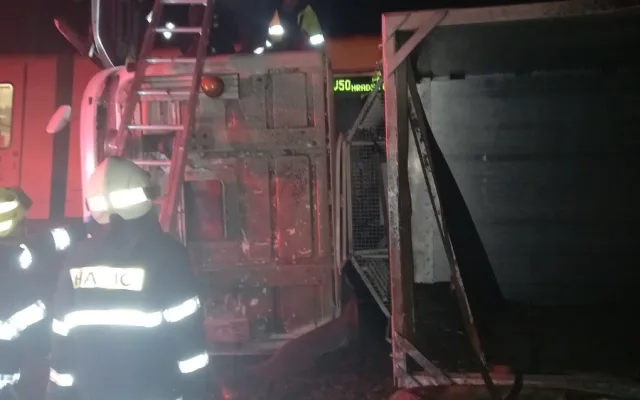 FOTO: U Jičína se srazil vlak s nákladním autem, na místě zasahují hasiči